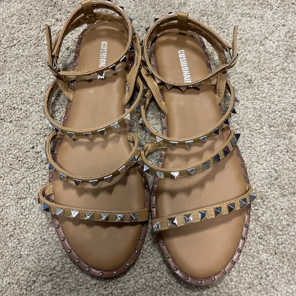 Cushionaire Womens Sandals Tan Silver Studded Spikes Strappy Shoes Size 9 - Picture 1 of 3